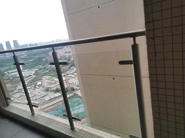 不銹鋼陽臺護(hù)欄工程