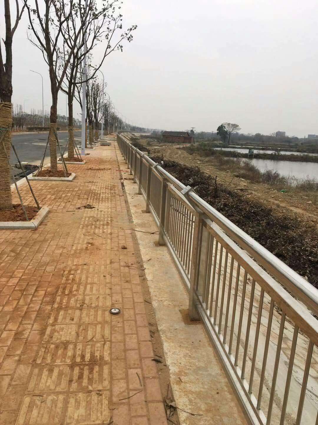 不銹鋼道路護(hù)欄
