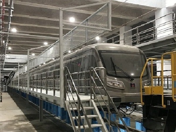 深圳地鐵304不銹鋼管護(hù)欄項(xiàng)目現(xiàn)場實(shí)拍